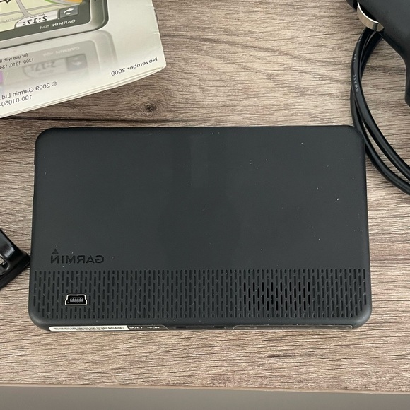 Garmin Nuvi 1300 Series with accessories and instructions used - Picture 4 of 7